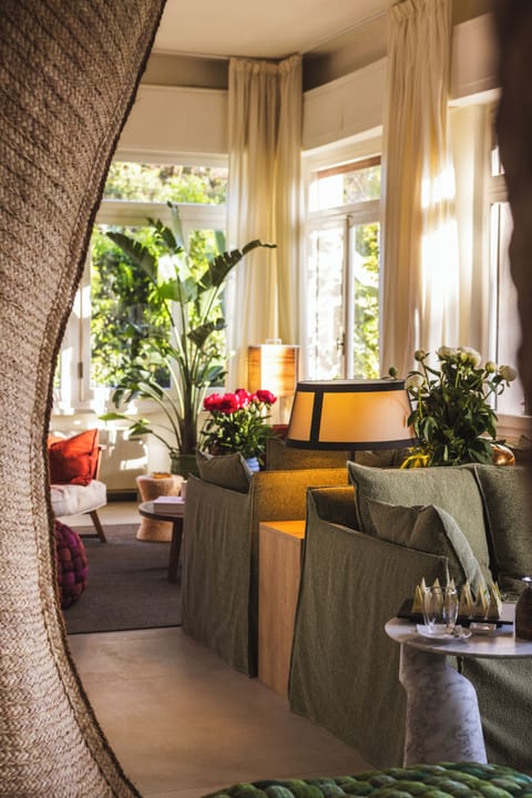 Lobby lounge