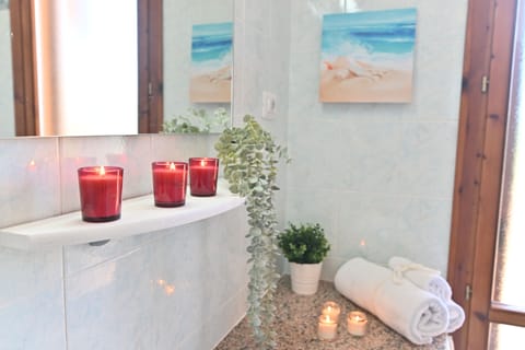 Standard Apartment | Bathroom | Hydromassage showerhead, hair dryer, bidet, towels