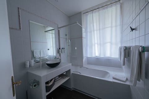 Junior Suite with Balcony, Garden & Lake View | Bathroom | Combined shower/tub, free toiletries, hair dryer, towels
