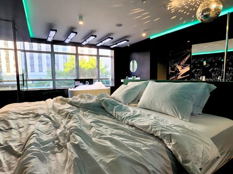 Premium Room | Premium bedding, pillowtop beds, minibar, blackout drapes
