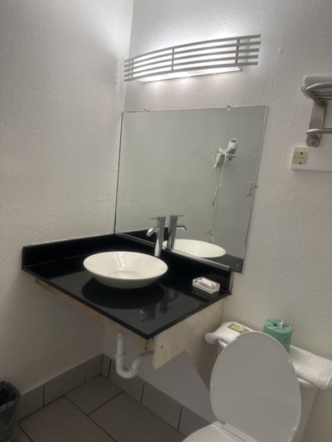 Deluxe Queen Room - Nonsmoking | Bathroom | Towels