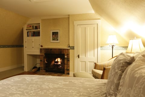 Deluxe Room, 1 Queen Bed, Fireplace, Mountainside | Down comforters, individually decorated, individually furnished