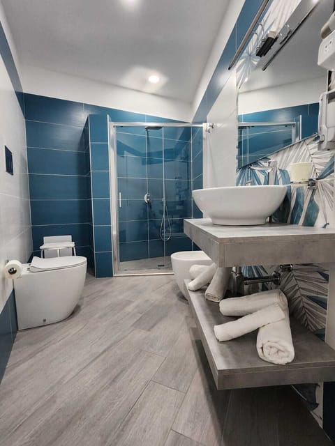 Luxury Room | Bathroom | Free toiletries, hair dryer