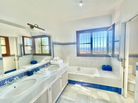Deluxe Double Room, Sea View | Bathroom | Separate tub and shower, hair dryer, bidet, towels