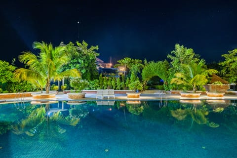 2 outdoor pools