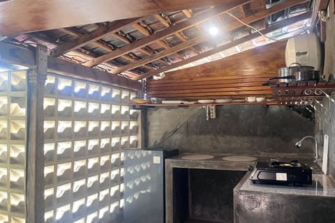 Executive Room | Private kitchen | Fridge, stovetop, cookware/dishes/utensils