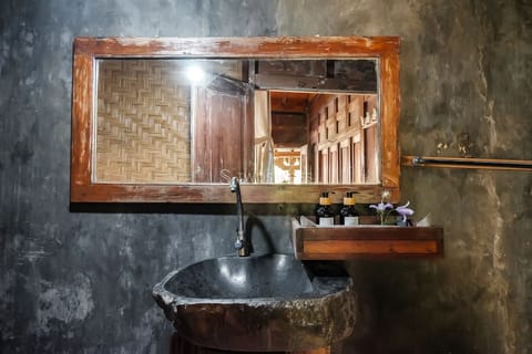 Deluxe Double Room | Bathroom | Free toiletries, bidet, towels, soap