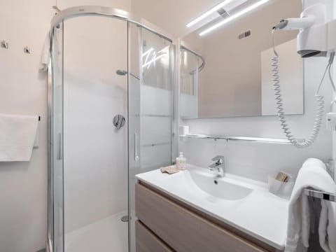 Classic Suite | Bathroom | Rainfall showerhead, hair dryer, bidet, towels