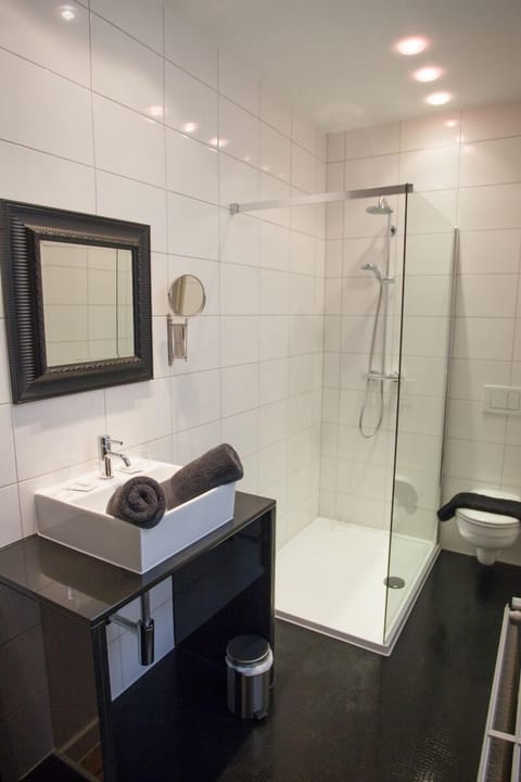 Standard Double Room | Bathroom | Shower, free toiletries, hair dryer, towels
