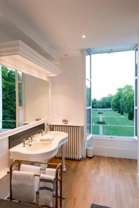 Royal Double Room (Rondon) | Bathroom | Hair dryer, slippers, towels, soap