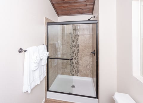 Chalet | Bathroom | Shower, free toiletries, hair dryer, towels
