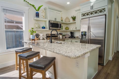 House (2 Bedrooms) | Private kitchen | Microwave, dining tables