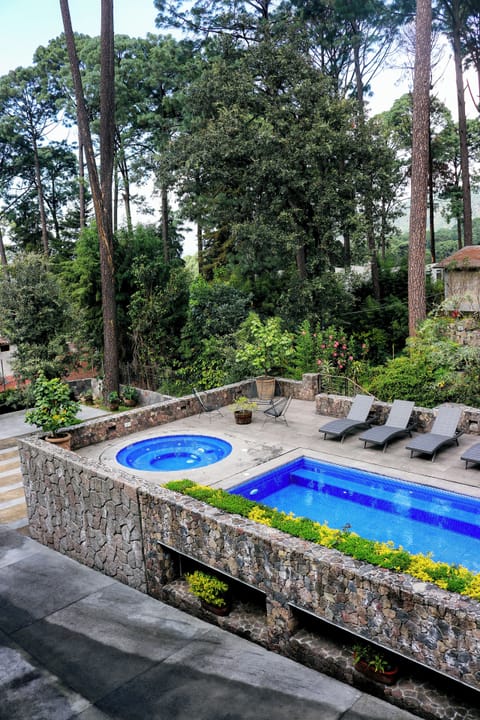 Superior Room | Bathroom | Shower, rainfall showerhead, free toiletries, hair dryer