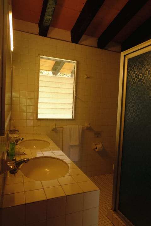 Standard Quadruple Room, Multiple Beds | Bathroom | Shower, towels