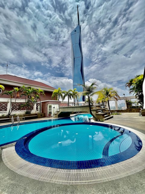 Infinity pool