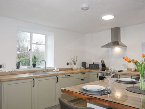 Cottage | Private kitchen | Fridge, dishwasher, electric kettle, toaster