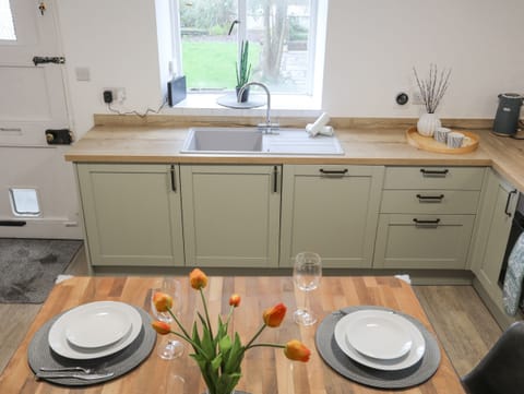 Cottage | Private kitchen | Fridge, dishwasher, electric kettle, toaster