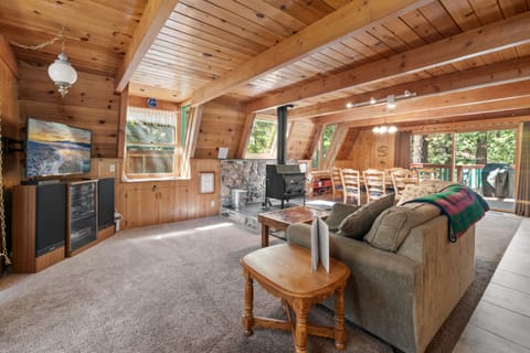 Basic Cabin | Living area