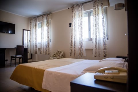 Double Room Single Use, 1 Double Bed | Select Comfort beds, in-room safe, desk, laptop workspace