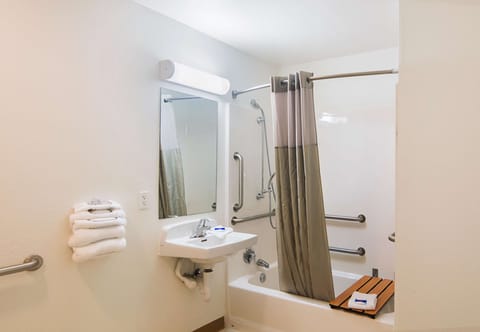 Combined shower/tub, towels