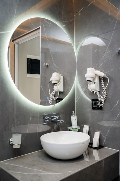 Superior Double Room | Desk, soundproofing, iron/ironing board, free WiFi