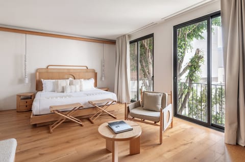 Deluxe Suite | Premium bedding, minibar, free WiFi, bed sheets