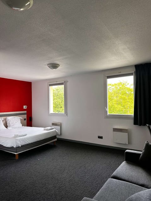 Desk, soundproofing, free WiFi, bed sheets