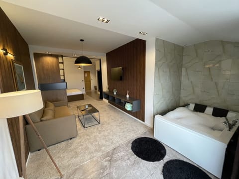 Deluxe Room | Desk, free WiFi