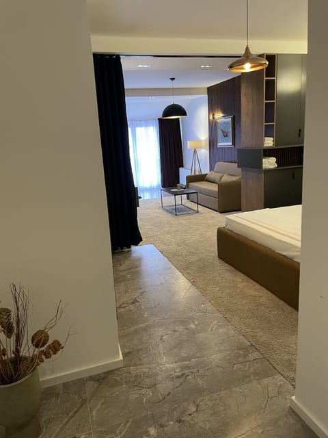 Deluxe Room | Desk, free WiFi