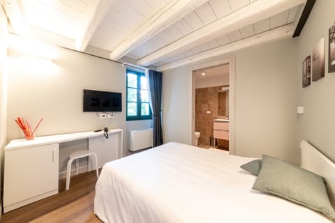 Standard Double Room | Premium bedding, minibar, in-room safe, desk