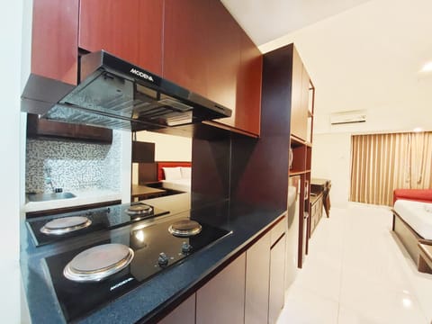 Studio | Private kitchen | Full-size fridge, stovetop