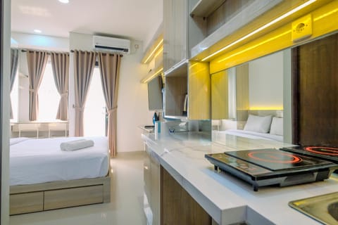 Studio | Private kitchen | Full-size fridge, stovetop