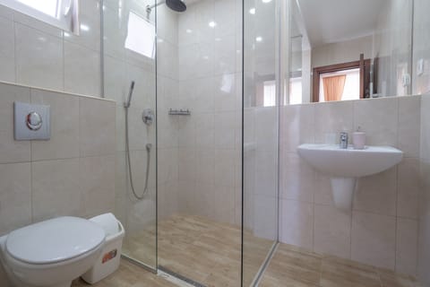 Triple Room, Balcony, City View | Bathroom | Shower, free toiletries, hair dryer, towels