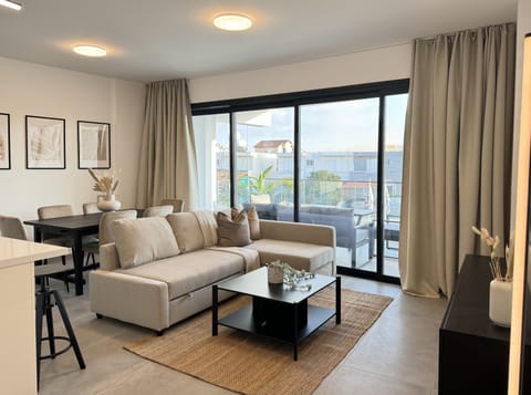 Luxury Apartment | 2 bedrooms, in-room safe, blackout drapes, iron/ironing board