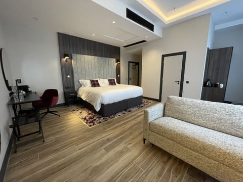 Plaza Executive | Premium bedding, in-room safe, desk, blackout drapes