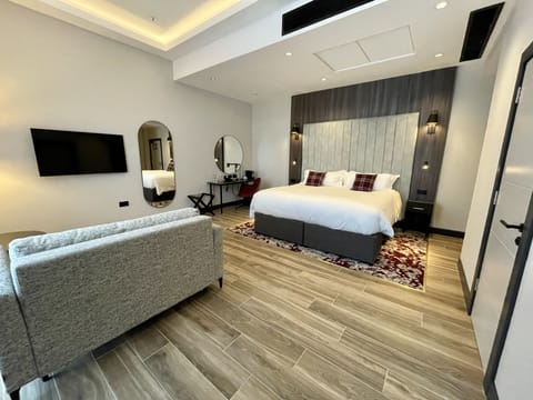 Plaza Executive | Premium bedding, in-room safe, desk, blackout drapes