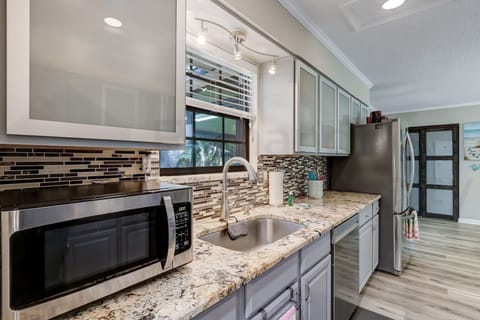 House, 3 Bedrooms | Private kitchen | Fridge, oven, coffee/tea maker, toaster