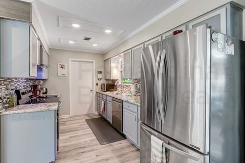 House, 3 Bedrooms | Private kitchen | Fridge, oven, coffee/tea maker, toaster