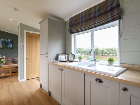 Cottage | Private kitchen | Fridge, dishwasher, electric kettle, toaster