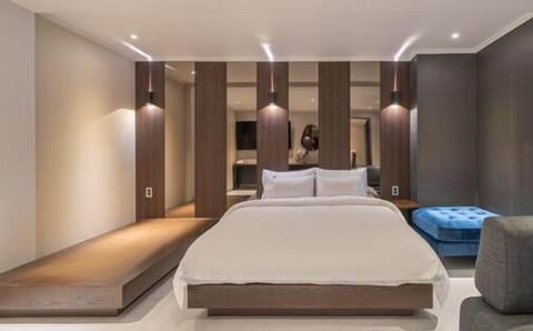 Soundproofing, free WiFi, bed sheets
