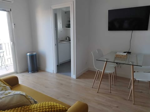 Full-size fridge, microwave, oven, stovetop