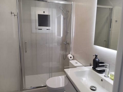 Business Apartment | Bathroom | Shower, rainfall showerhead, hair dryer, towels