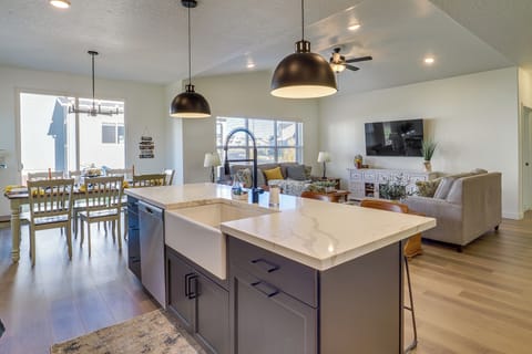 House (6 Bedrooms) | Interior