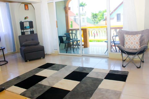 Economy House | Living area