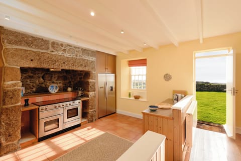 Cottage | Private kitchen | Fridge, dishwasher, electric kettle, toaster