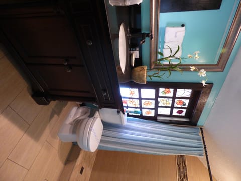 Bathroom | Free toiletries, towels