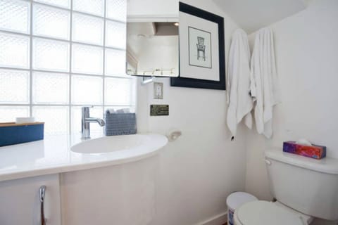 Double Room | Bathroom | Free toiletries, hair dryer, bathrobes, towels