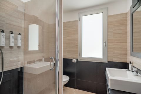 Standard Room (Lateral Sea View) | Bathroom | Shower, free toiletries, hair dryer, towels