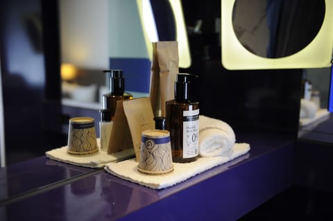 Comfort Studio | Bathroom amenities | Free toiletries, hair dryer, slippers, towels