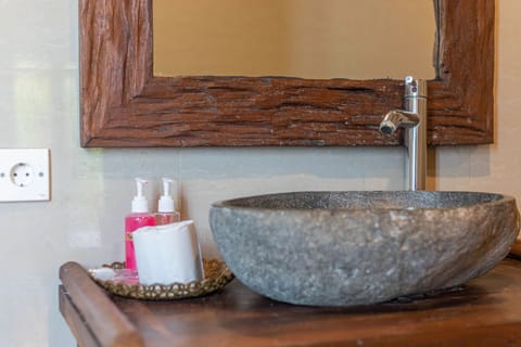 Shower, rainfall showerhead, free toiletries, towels